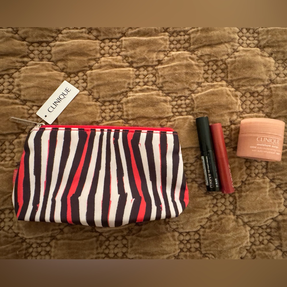 Clinique Mini Makeup Set and Pouch 💕 NWT.
